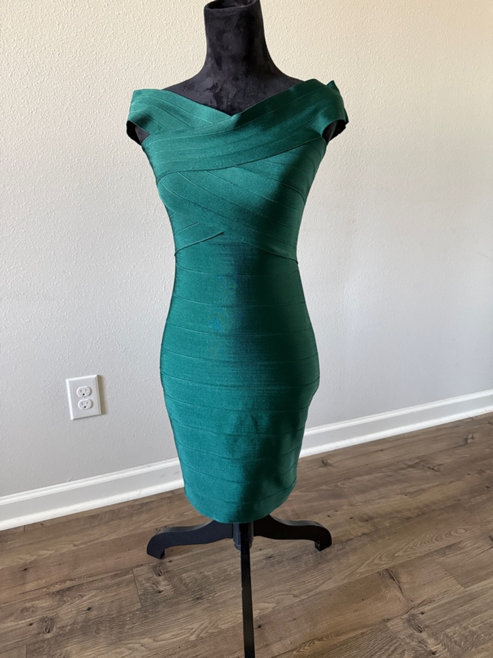 One-Shoulder Bandage Sheath Dress in Emerald Green